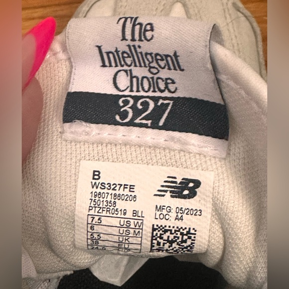 New Balance 327 White and Black Size 7.5 - Picture 6 of 6